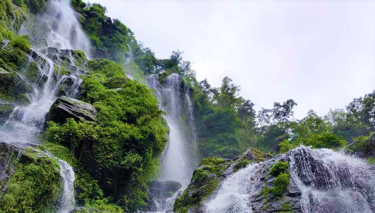 वाह ! लोभलाग्दो ‘बाहुबली’ झरना