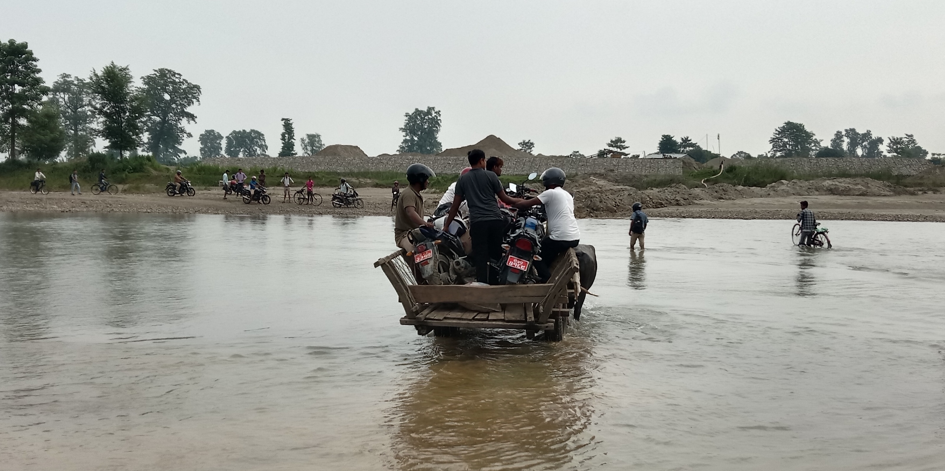 गाडाबाट नदी तर्छन् उपमहानगरवासी