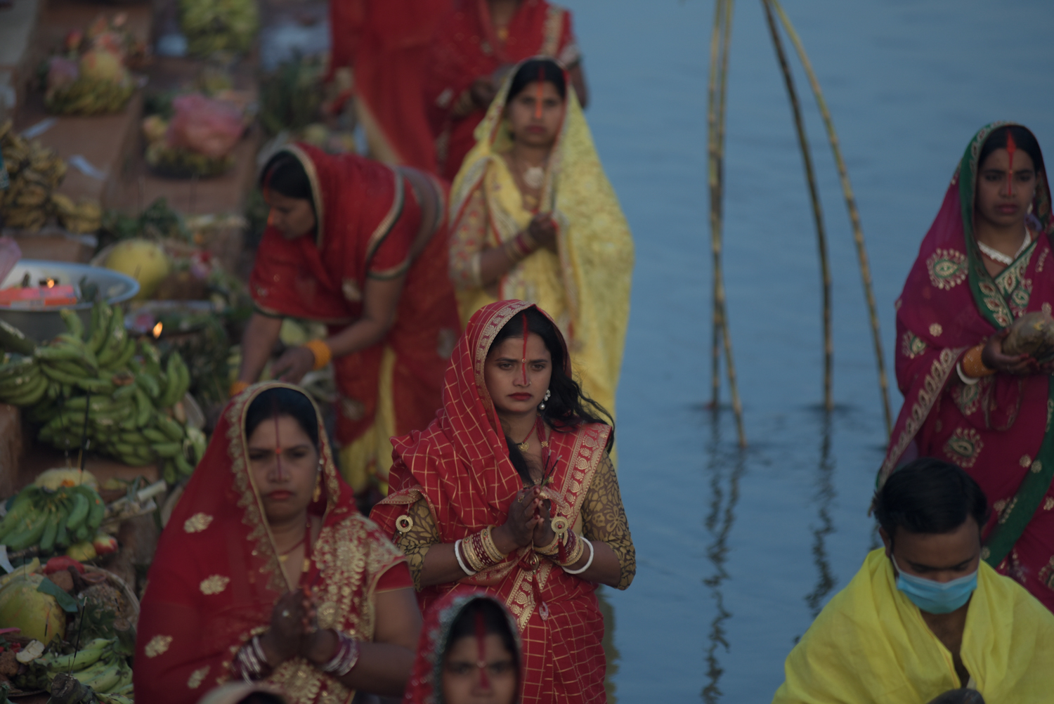 अस्ताउने सूर्यको पूजा