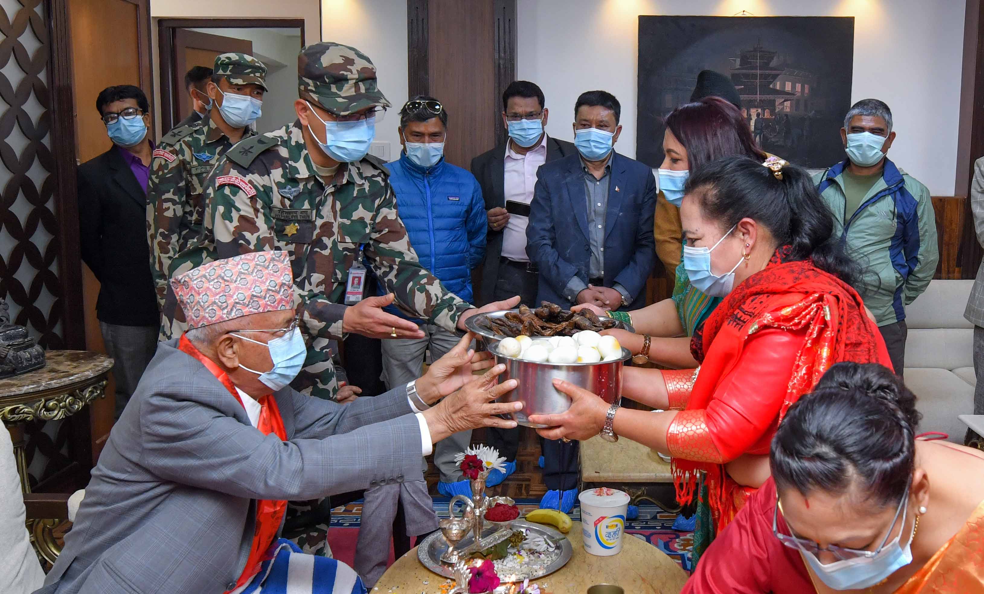 माछा र अण्डा सगुन लिएर प्रधानमन्त्री ओलीले मनाए जन्मदिन