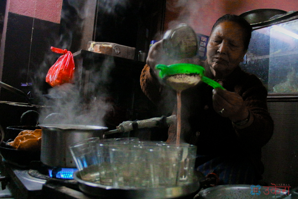 ३३ वर्षदेखि चिया खुवाउँदै बिजुली शोभा