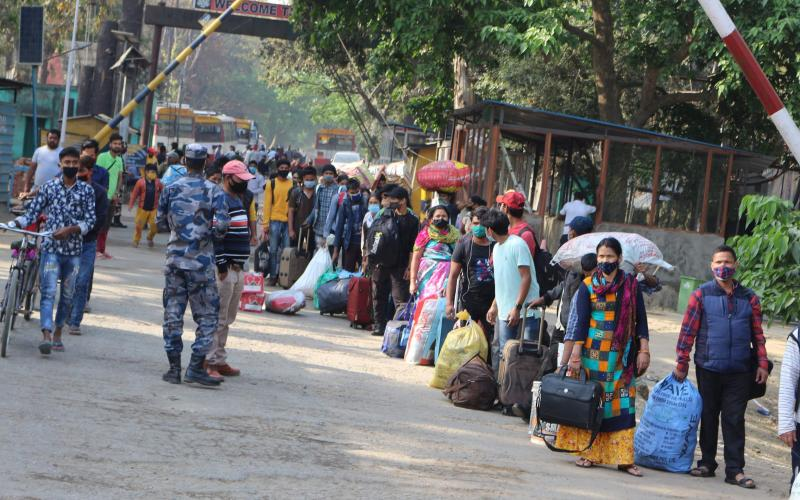 कोरोना त्रासले भारतबाट फर्कनेकाे लर्काे, नाकामा लापरवाही गरिँदा संक्रमण फैलने खतरा 