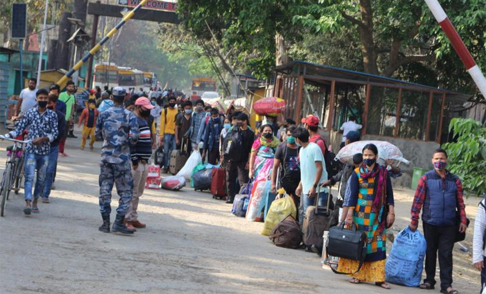 भारतबाट नेपाल फर्कनेको लर्को : कोरोना संक्रमित घरमा, आइसोलेसन र अस्पताल खाली