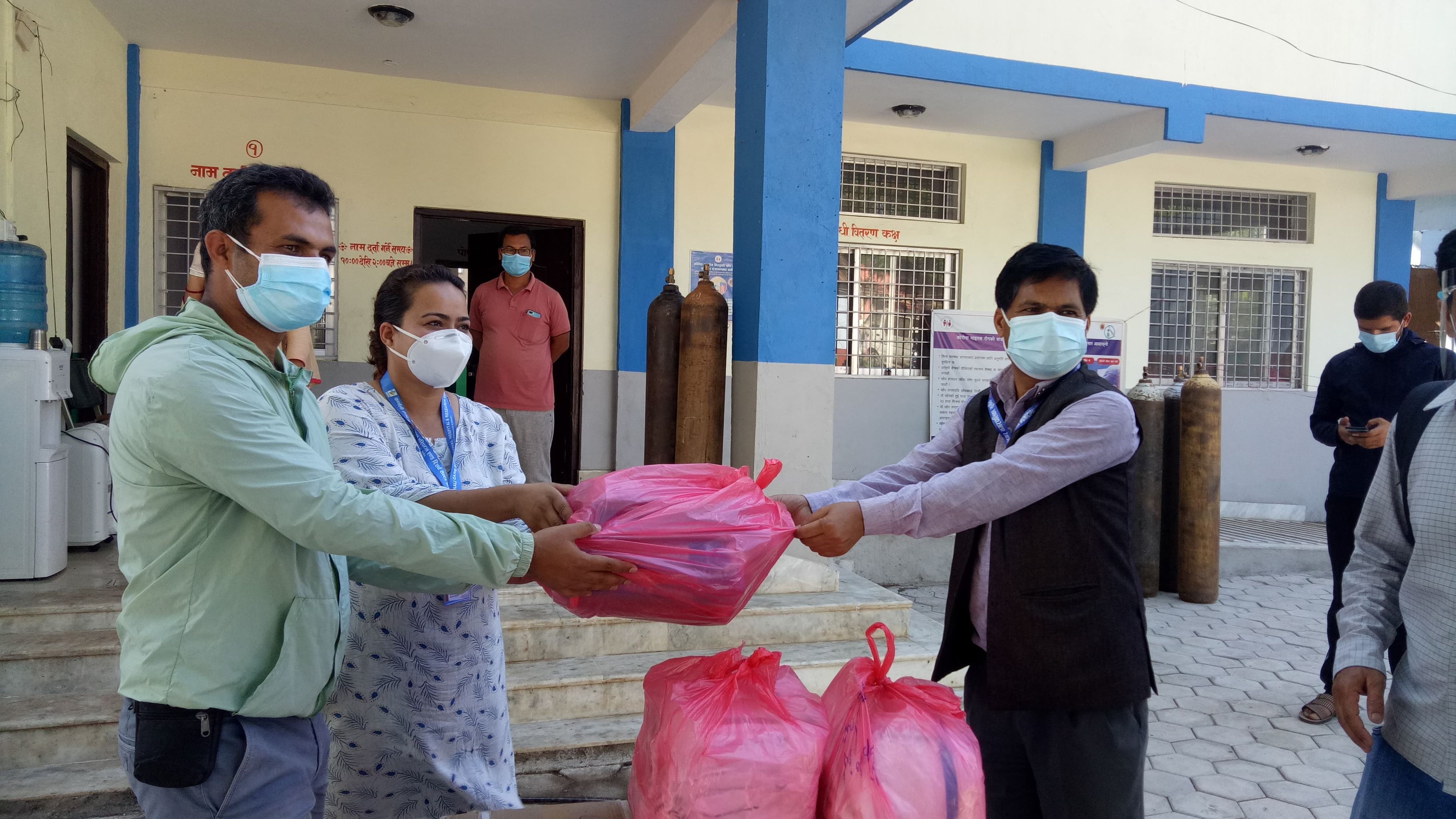 राधा पौडेल फाउण्डेसनद्वारा अस्पताललाई स्वास्थ्य सामग्री हस्तान्तरण