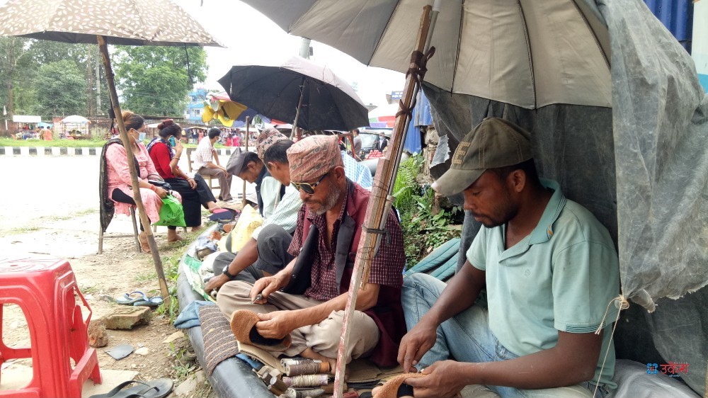 जुत्ता–चप्पल सिलाउनेको दुखेसो– सडक छेउमा बसे नगरपालिकाले धपाउँछ, हामी कहाँ जाऔं ? 