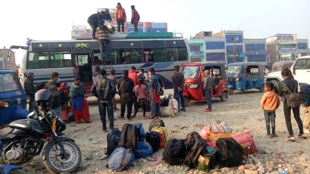 गाउँमा रोजगारी नभएपछि भारत पलायन हुँदै युवा जनशक्ति