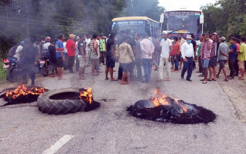 कञ्चनपुरमा एम्बुलेन्सको ठक्करबाट साइकल यात्रीको निधन, स्थानीयद्वारा सडक अवरुद्ध