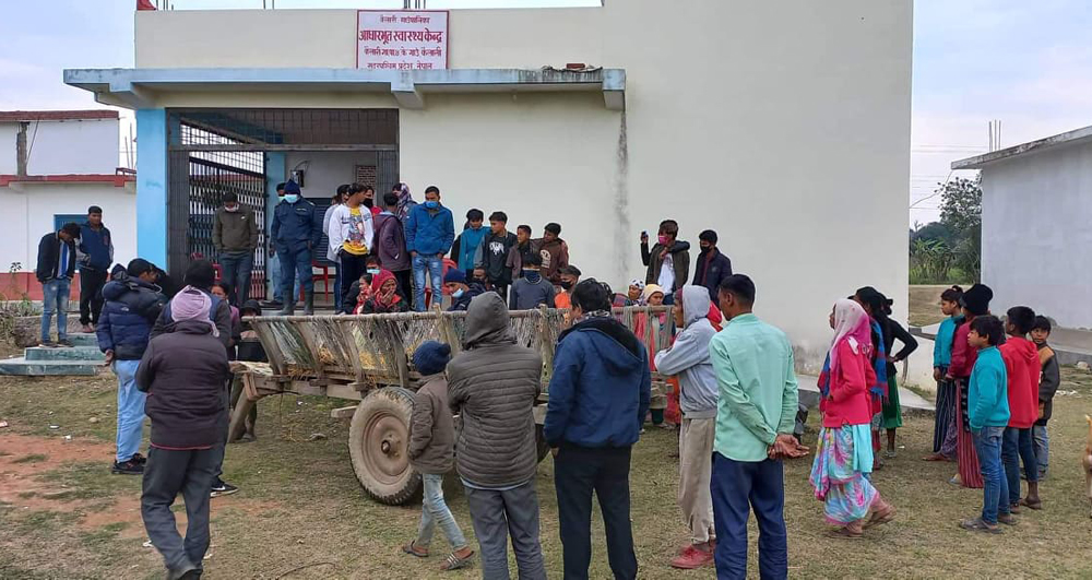 कोरोना विरुद्धको खोप लगाएको १० मिनेटमै मृत्यु भएपछि स्वास्थ्य कार्यालय घेराउ