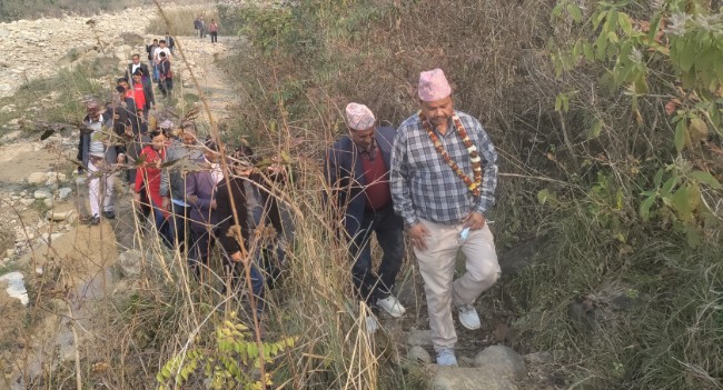 सहरी विकासमन्त्री एक घण्टा हिँडेर पुगे बाढीले क्षति पुर्‍याएको देव दह मुहान