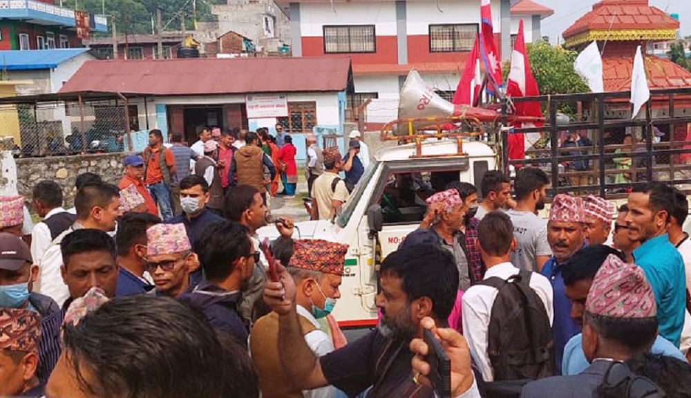 पोखरामा घोषणापत्र सार्वजनिक स्थलमै गठबन्धनविरुद्ध कांग्रेस कार्यकर्ताले गरे नाराबाजी