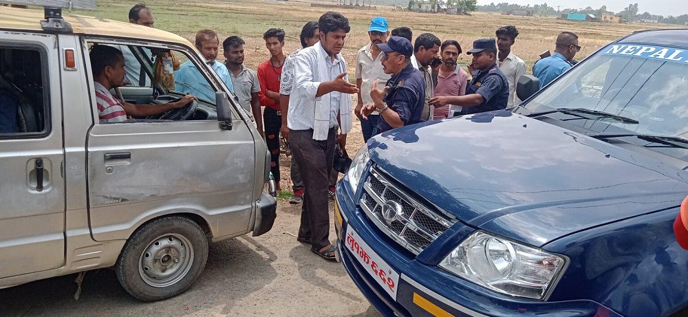 मतदातालाई बाँड्दै गरेको १२ कार्टुन रक्सी बरामद