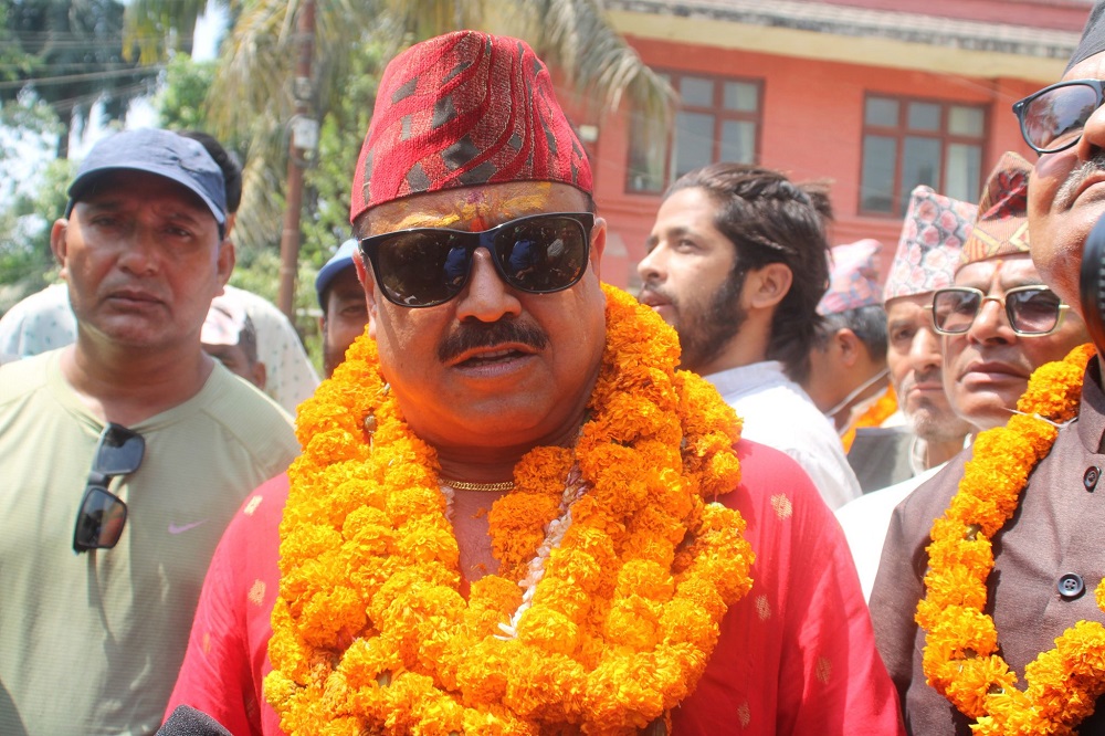 धनगढीमा हमालले फराकिलो मतान्तर बनाउँदै, १०३२९ मत गन्दा कसको कति?