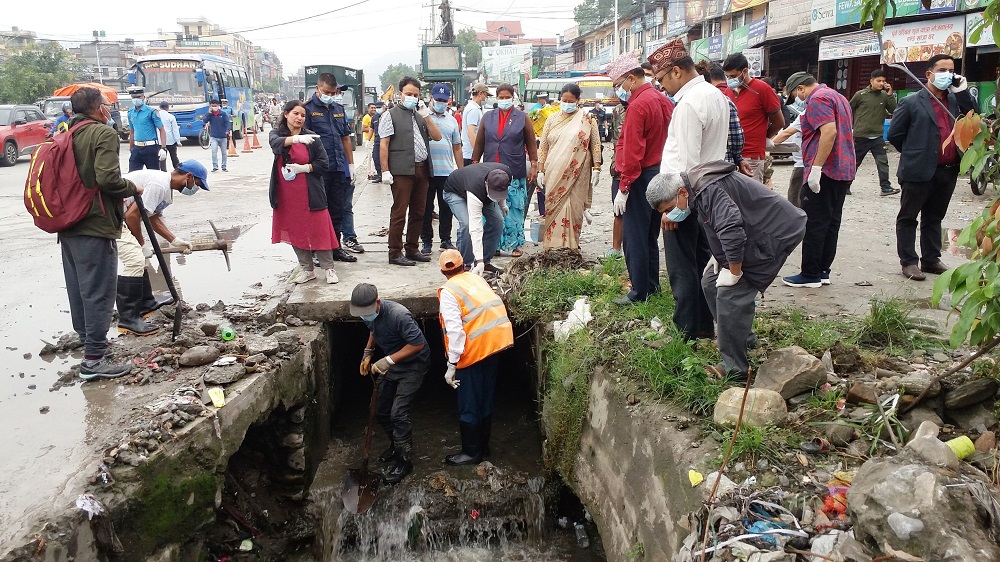 पोखराका सडकमा बग्ने भेलबाढी रोक्न ढल र नाला सफाइ अभियान थालियो 