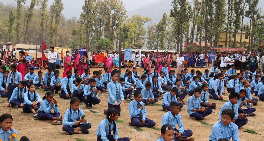 अदालत भन्छ- सामुदायिक विद्यालयमा शुल्क नलेऊ, विद्यालय भन्छन्- नि:शुल्क गर्न सकिँदैन