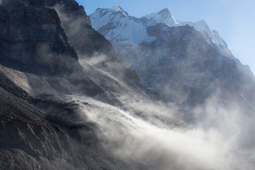 चीनको दक्षिणपश्चिम राज्य सिचुआनमा हिमाली आँधीका कारण ६ जनाको मृत्यु, १२ जना बेपत्ता