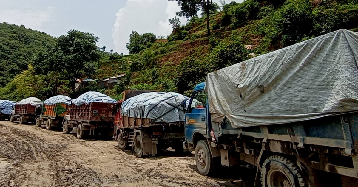 काठमाडौंको फोहोर बोकेर गएका १४ टिपर, दुई डोजर र एक एक्स्‌काभेटरमा तोडफोड