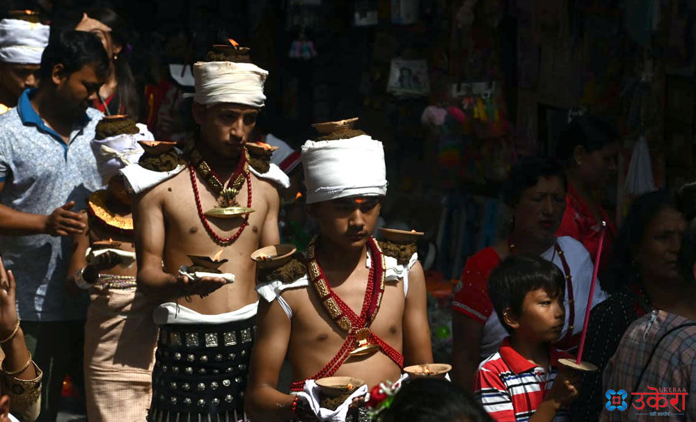 भक्तपुरमा श्रीकृष्ण जन्माष्टमी : हात, काँध र टाउकोमा दीप बालेर नगर परिक्रमा [तस्बिरहरु]