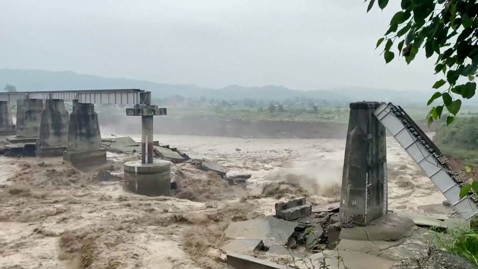 भारतमा वर्षा र बाढीबाट ५० जनाको मृत्यु, थुप्रै विदेशी पर्यटक थुनिए