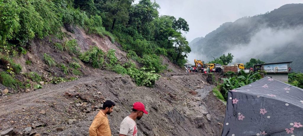 पूर्ण अवरुद्ध बुटवल–तानसेन सडक एकतर्फी सञ्चालन