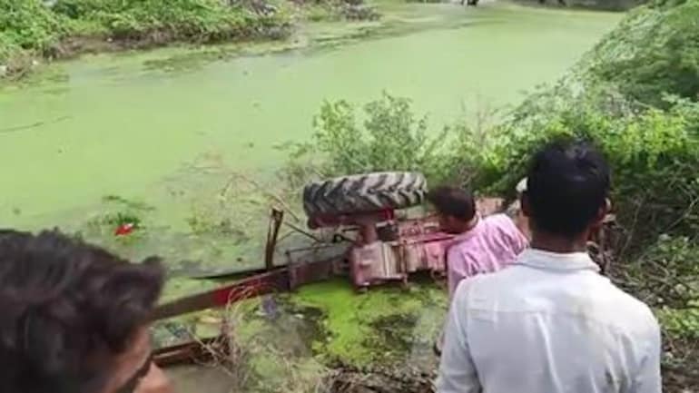 भारतमा ट्र्याक्टर पाेखरीमा पल्टिँदा १० जनाको मृत्यु