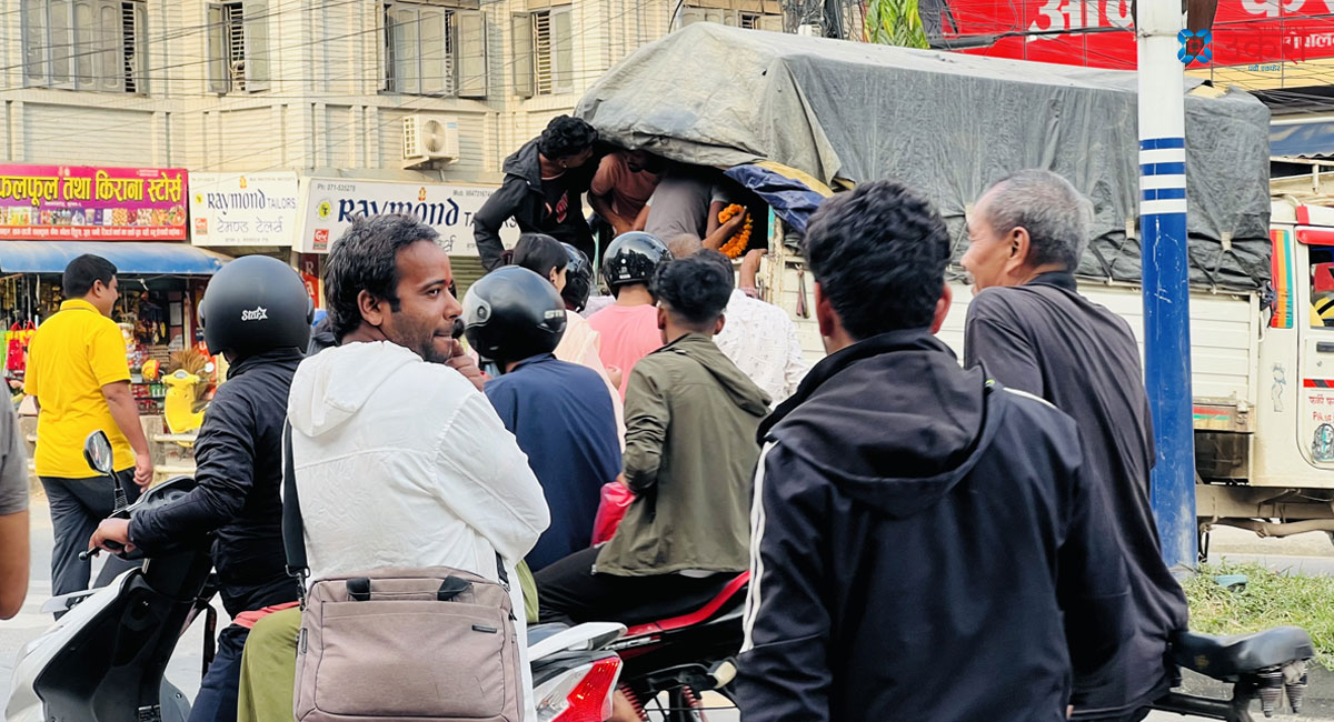 बुटवलमा माला अभाव, ट्रकबाटै खोसाखोस (तस्बिरहरू)