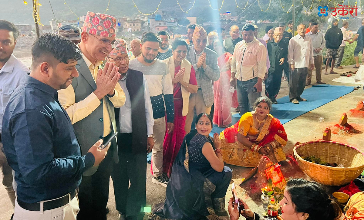 तिनाउ नदीमा छठको रौनक, शुभकामना दिँदै किनार पुगे विष्णु पौडेल (१५ तस्बिर)