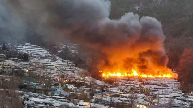 दक्षिण कोरियाको एक बस्तीमा आगलागी हुँदा ६० घर जलेर नष्ट, सातवटा हेलिकप्टर प्रयोग गरेर निभाइँदै