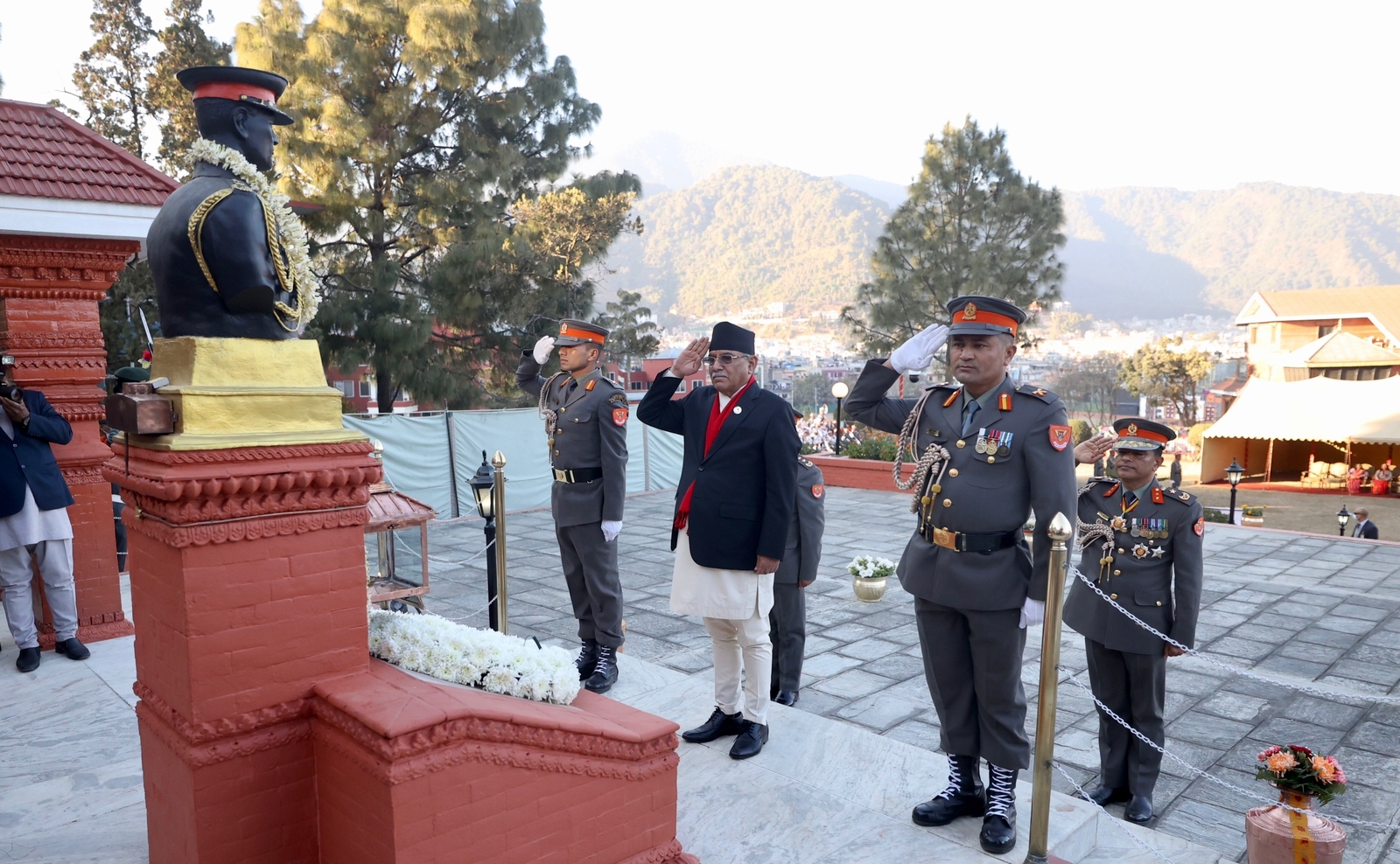 आफ्नो हत्याको निर्देशन दिने प्रचण्डको स्यालुट हेरिरहेको कृष्णमोहनको प्रतिमा