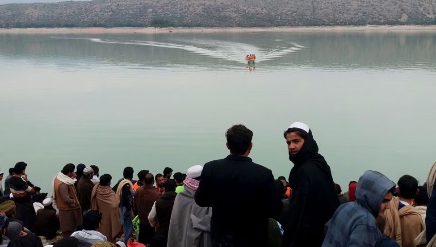 पाकिस्तानकाे एक तालमा डुङ्गा पल्टिँदा घुम्न गएका १० बालबालिकाको मृत्यु